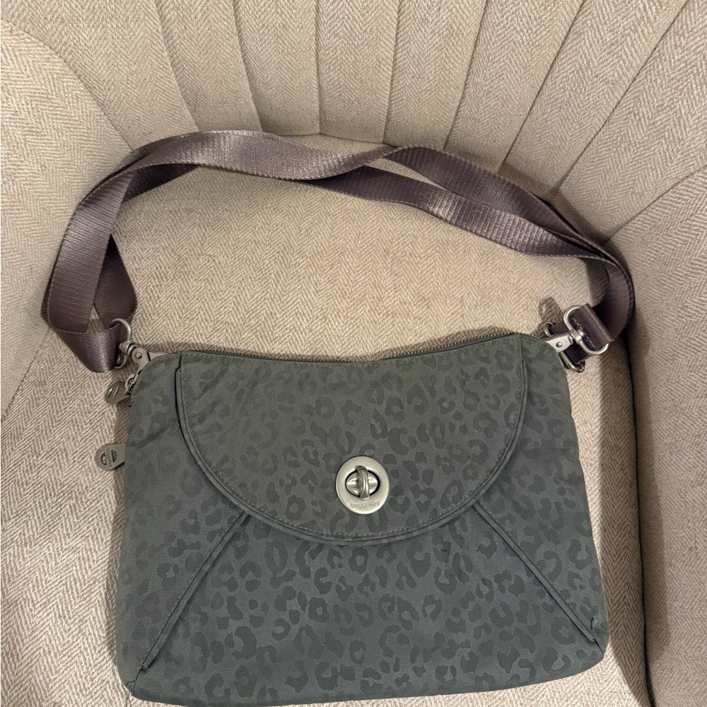 Baggallini Rio Crossbody Travel Bag Nylon Gray Leopard Turnlock